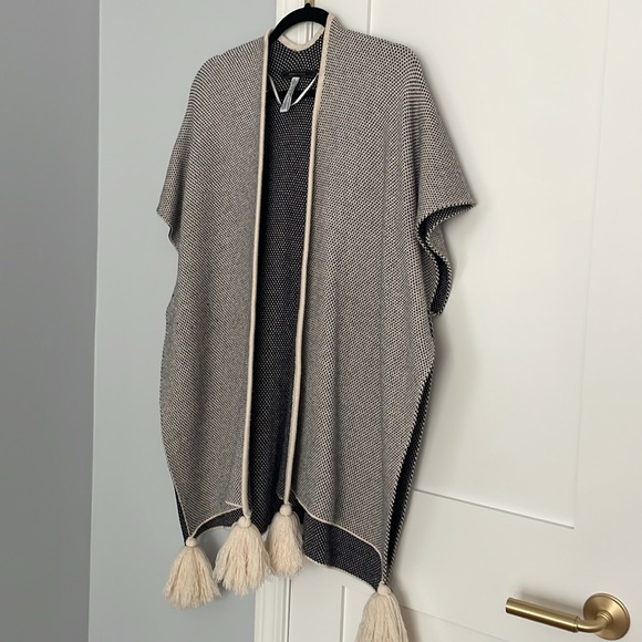BCBG Sleeveless Sweater Cape - Picture 4 of 5